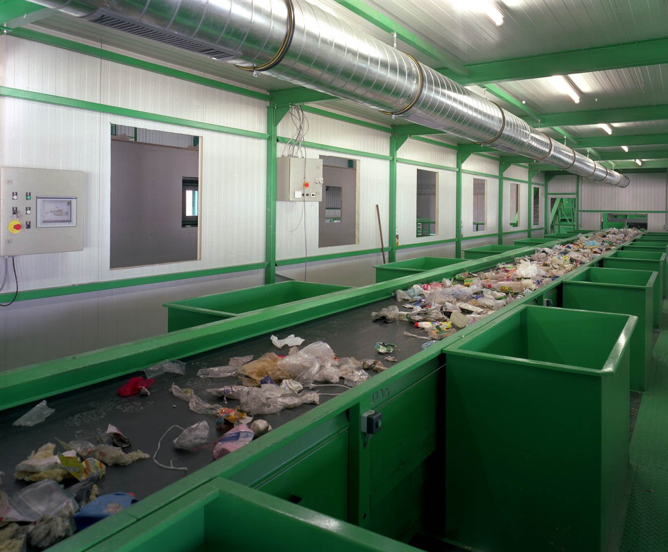 Sorteerlijn voor plastics met transportbanden en optische scheiding